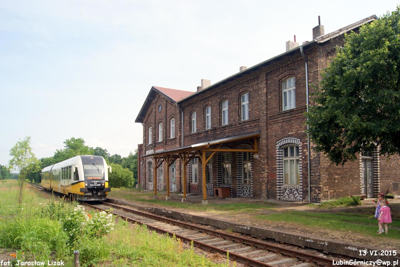 fot. Jarosław Lizak 
Pociąg specjalny Kolei Dolnośląskich z Żagania do Lubska - północna strona dworca, obsługująca niegdyś pociągi do Bieniowa, Zielonej Góry i Żagania. Obraz