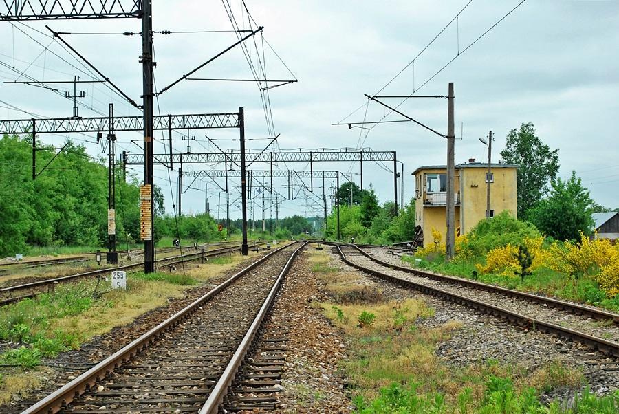 fot. Łukasz Garbacz 
Widok w stronę wschodniej głowicy stacji Chmielów. Widoczna nastawnia wykonawcza. Obraz