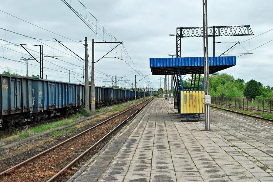 fot. Łukasz Garbacz 
Widok z peronu w stronę wschodniej głowicy. Pomimo braku jakiegokolwiek ruchu pasażerskiego, peron jest w lepszym stanie niż 2/3 podobnych konstrukcji w tym rejonie Polski. Obraz
