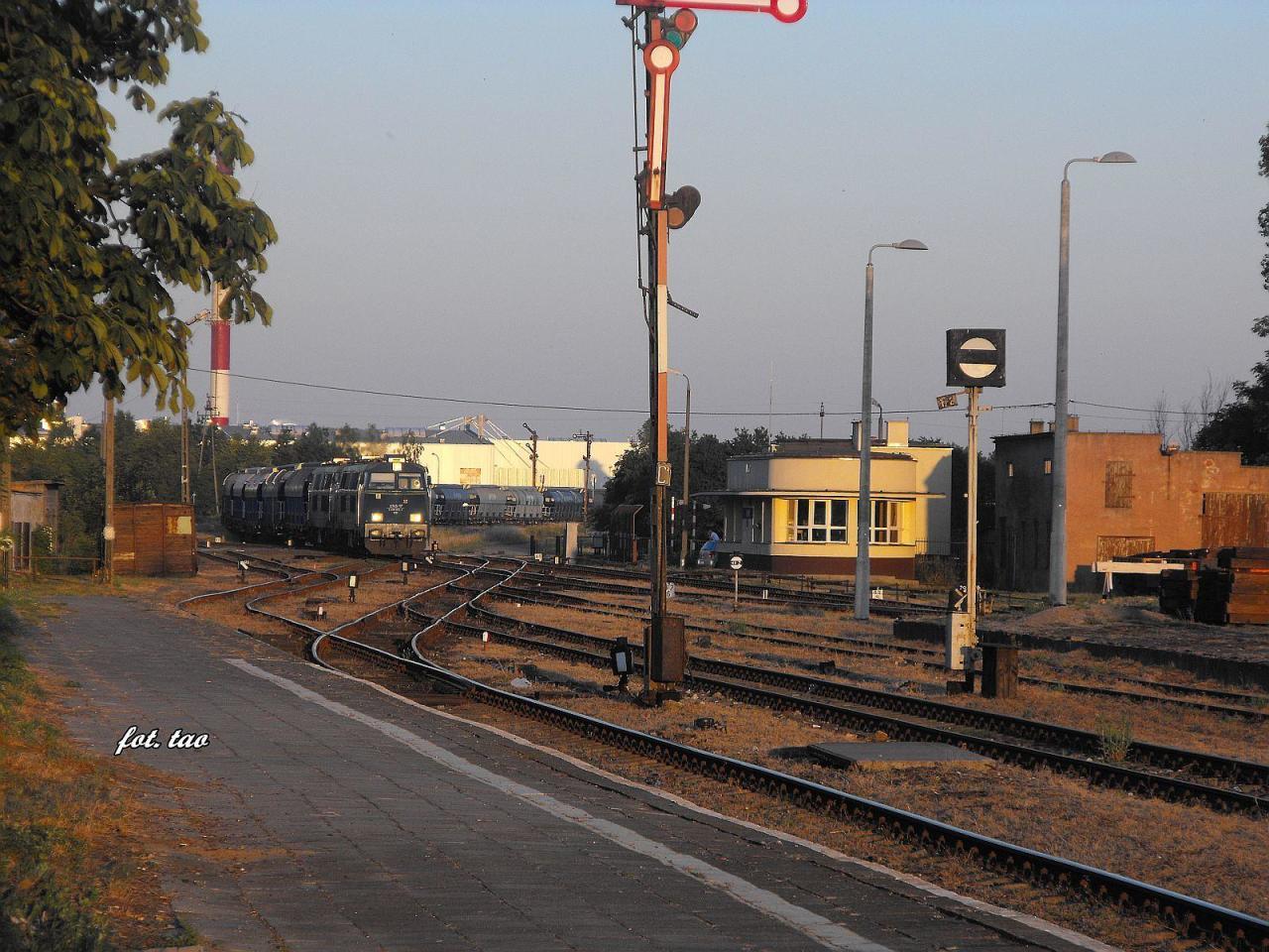 fot. tao 
Widok z peronu pierwszego w kierunku wschodnim (Płońsk/Nasielsk, Płock/Kutno). Na foto nastawnia wykonawcza wschodnia(czynna) i szlak w kierunku Nasielska i Kutna. Ruch towarowy w Sierpcu zamarł, ale przy odrobinie uporu i szczęścia można uwiecznić taki skład towarowy. Na czele 2x ST45 i bardzo długi skład wagonów do przewozu cukru. Skład zatrzymuje się na chwilę przy nastawni głównej, gdzie po otrzymaniu nowych "papierów" ma podaną drogę i rusza w kierunku Torunia.(Ps. Tam daleko to budynki magazynowe browaru Kasztelan, ale to już info dla miłośników dobrego piwa, jaki są miłośnicy kolei). Obraz