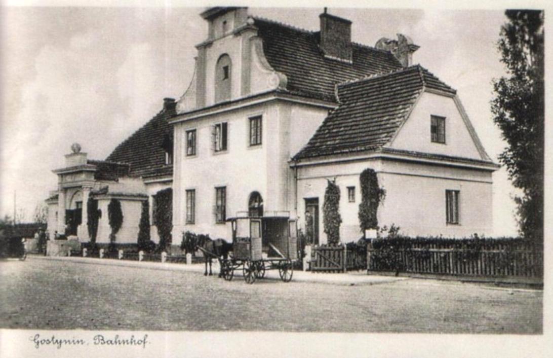 fot. nieznany 
Dworzec w Gostyninie widok od strony miasta. Obraz