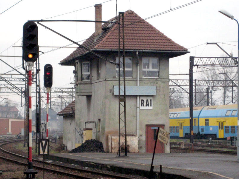 fot. Paweł Ukole 
Stacja PKP Racibórz. Nastawnia wykonawcza Ra1 stojąca na końcu peronu 2. Widok w kierunku północno-wschodnim: Nędza (dalej Kędzierzyn-Koźle, Rybnik). Obraz