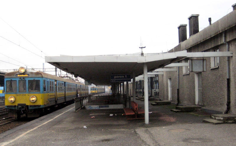 fot. Paweł Ukole 
Stacja PKP Racibórz. Peron 1, biegnący wzdłuż budynku dworcowego, jest zadaszony. Pociąg osobowy nr 46234 odjedzie do Wrocławia Głównego. Widok w kierunku południowo-zachodnim, od strony wjazdu z Nędzy/Wrocławia. Obraz