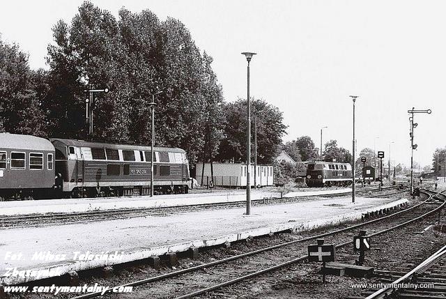 fot. Miłosz Telesiński - Zbąszynek 
Międzyrzecz w 1986 roku
Międzyrzecz. Widok fragmentu dworca w stronę Zbąszynka. Stojąca SP45 z wagonami szykuje się do odjazdu w kierunku Wierzbna (Międzychodu). SP45 po lewej to 254. Cdn. Obraz