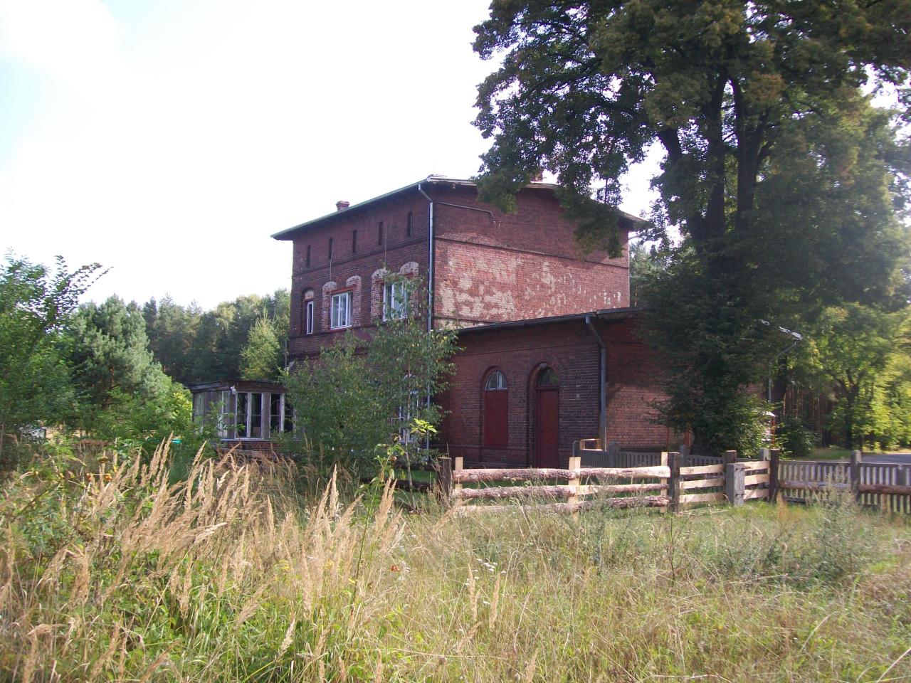 fot. wasiukibic 
Budynek dworca w Lipsku Żarskim. Porównanie do: http://www.bazakolejowa.pl/foto/1001/139810163983bba763600f5da90194462a91a4f4c2-2586.jpg. Obraz