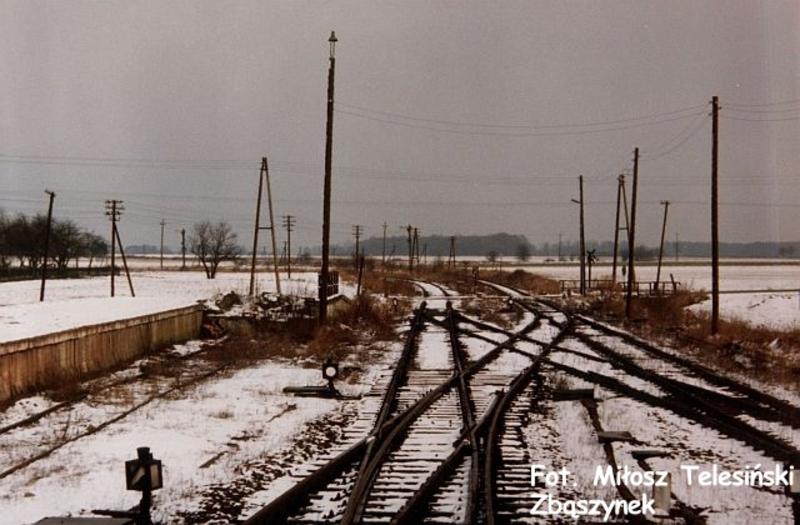 fot. Miłosz Telesiński - Zbąszynek 
Bukowa Śląska. Prosto do Rychtala, a w lewo do Sycowa. Zdjęcie wykonałem 19.02.1992 z pociągu prowadzonego przez SP 42. Więcej na mojej stronie www.sentymentalny.com. Obraz