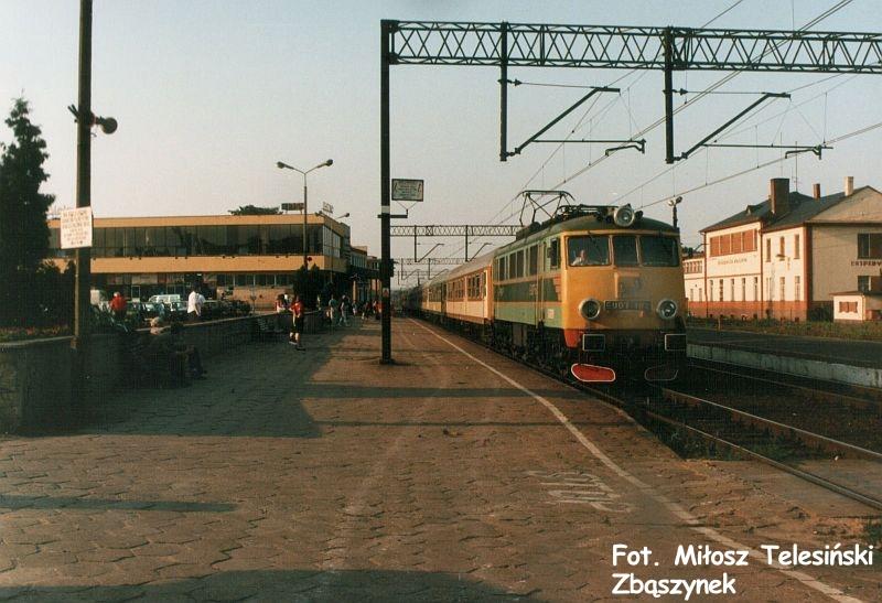fot. Miłosz Telesiński - Zbąszynek 
Stacja Leszno. Po prawej pociąg z Poznania do Wrocławia, stojący przy peronie 1 (wschodnia strona dworca). W tle budynek dworca. Widok w kierunku północnym (Wolsztyn, Kąkolewo, Kościan/Poznań). Obraz