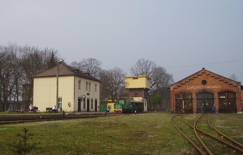 fot. andrzejkoza 
Budynek dworca, wieża i lokomotywownia. Obraz
