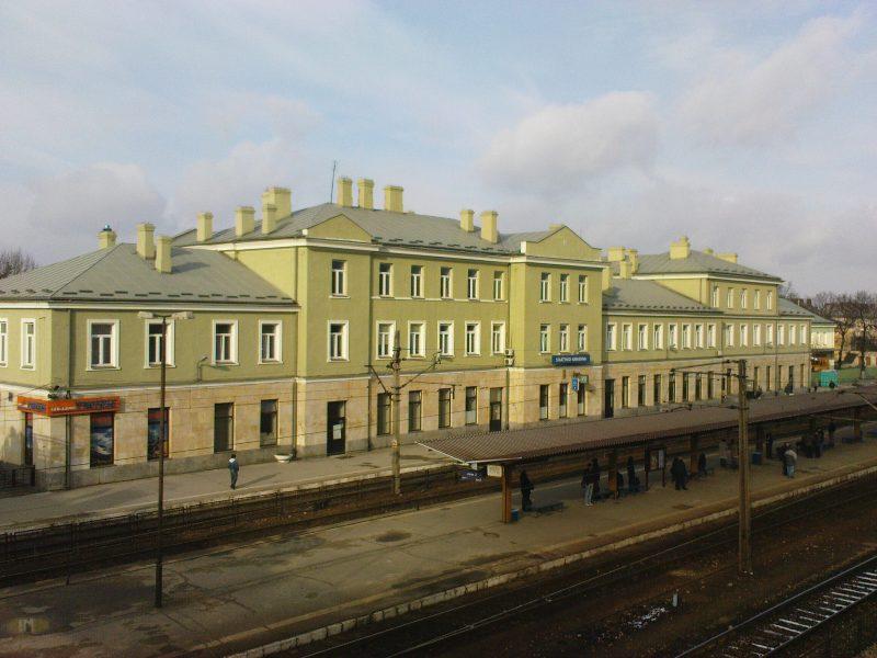 fot. Tomasz Wciślik 
Widok budynku skarżyskiego dworca z kładki dla pieszych nad peronami. Obraz