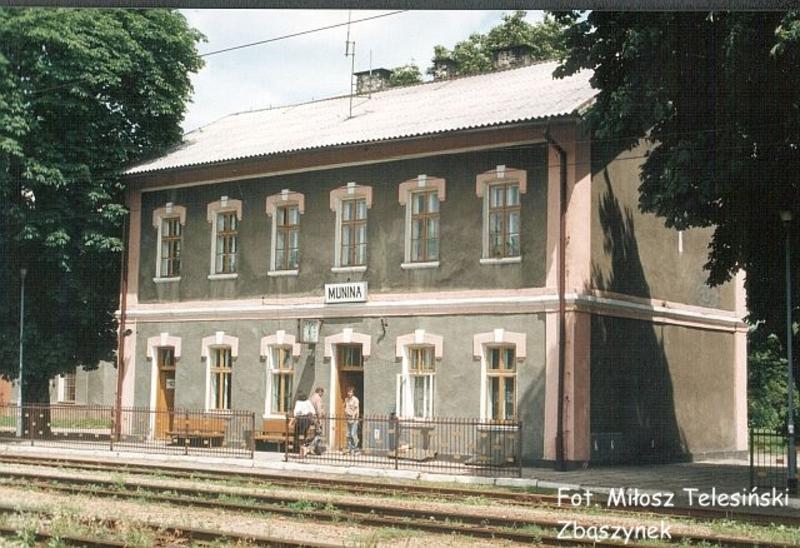 fot. Miłosz Telesiński - Zbąszynek 
Budynek dworca od strony peronu: w prawo Przemyśl, Lubaczów, w lewo Jarosław/Przeworsk. Obraz