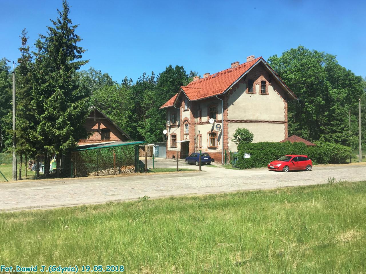 fot. Dawid Jastrzębski 
Kolejowy budynek mieszkalny (ul. Dworcowa 5) i pobliski budynek gospodarczy. Obiekty widoczne od strony torów. W lewo Bydgoszcz Główna, w prawo Unisław Pomorski/Chełmża. Obraz