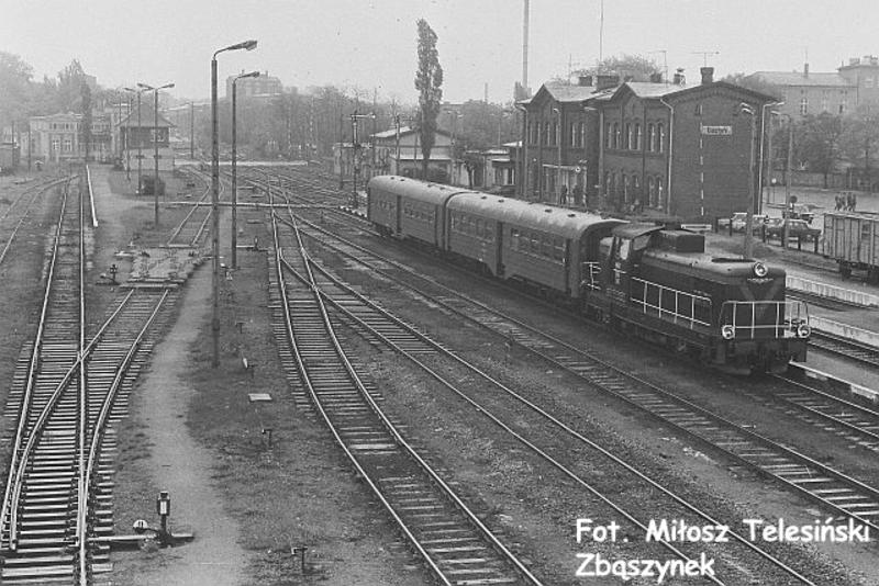 fot. Miłosz Telesiński - Zbąszynek 
Stacja Gostyń, 16 maja 1987. Widok na perony w kierunku wschodnim - Jarocin, Krobia i Koźmin, przez Piaski Wielkopolskie. W tle, z prawej budynek dworca, z lewej nastawnia dysponująca Gs. Zdjęcie wykonano z kładki dla pieszych. Obraz