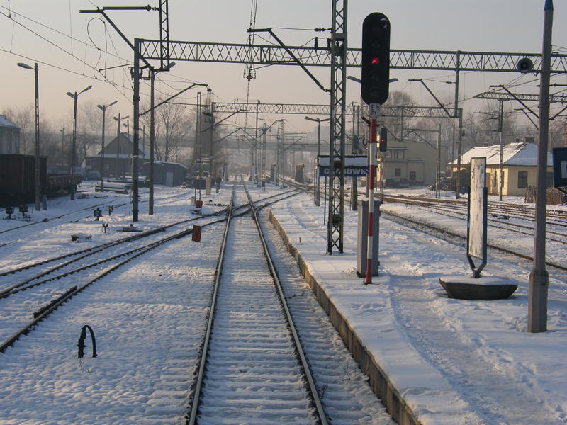 fot. Grzegorz Bąk 
Widok z końca peronów w kierunku wyjazdów do Nowego Targu i Suchej Beskidzkiej. W tle most nad Rabą i nastawnia dysponująca. Obraz