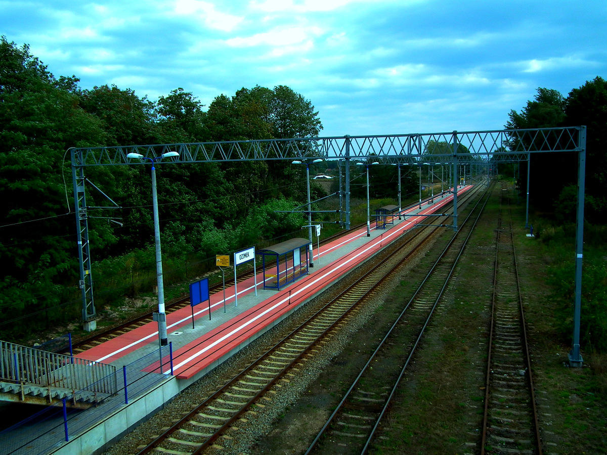 fot. andrzejkoza 
Nowy peron, widok z kładki w stronę Fosowskiego. Obraz