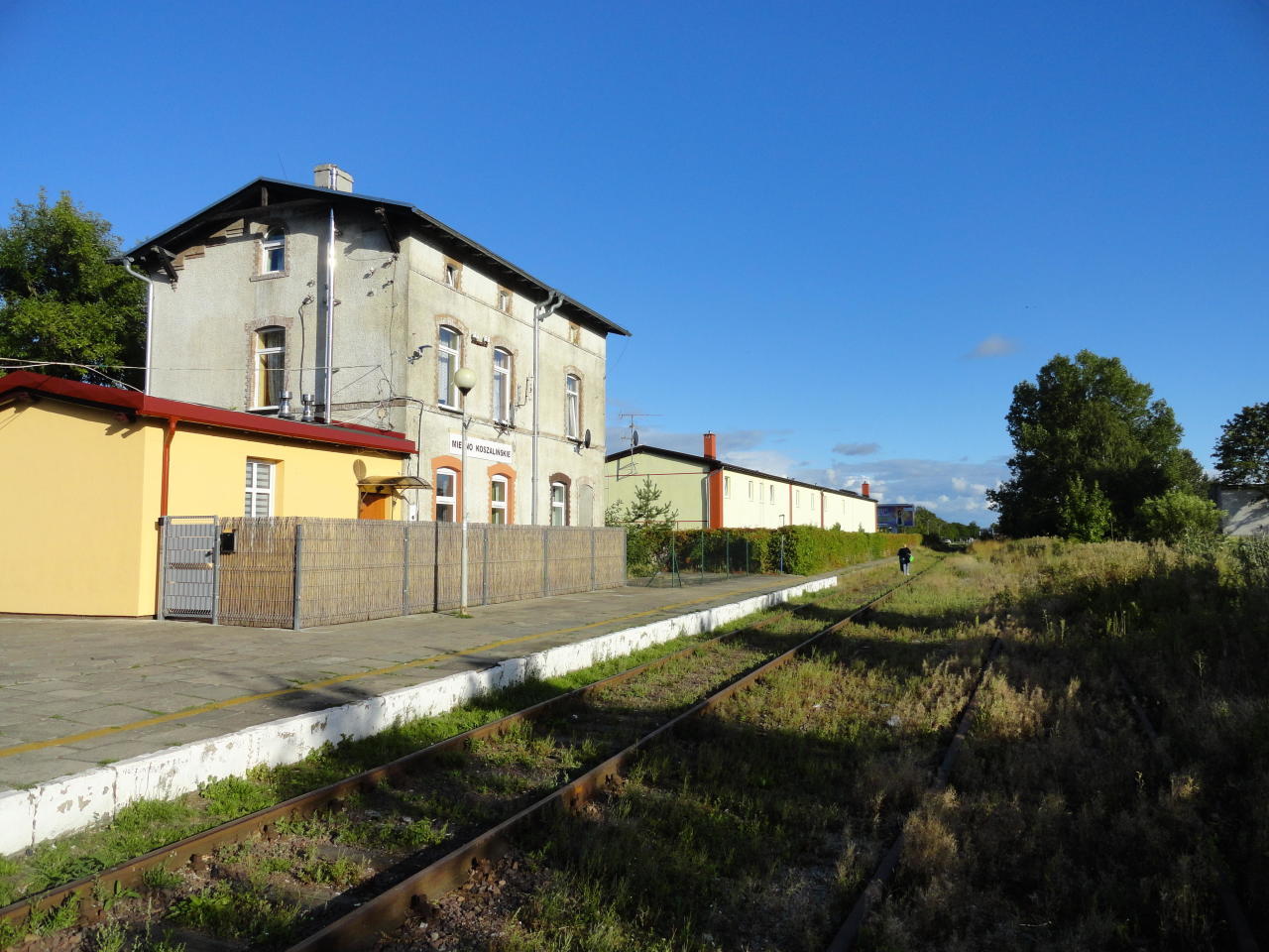 fot. Maciej Skórzewski 
Dawna stacja Mielno Koszalińskie Z lewej dawny budynek dworca. Widok w kierunku Mścic/Koszalina. Obraz