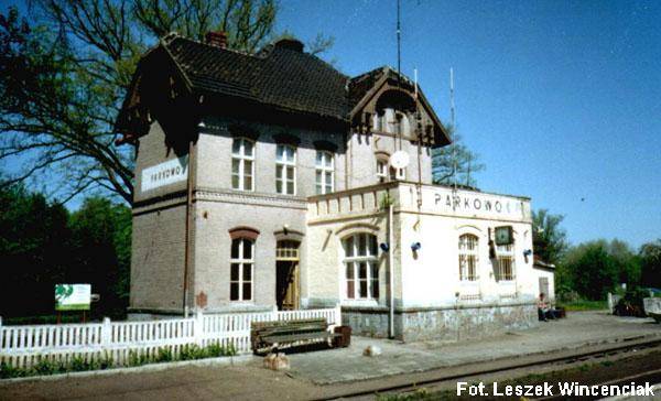 fot. Leszek Wincenciak 
Parkowo, budynek dworca z przybudówką nastawni. Widok od strony peronów. W lewo Oborniki Wlkp./Poznań, w prawo Rogoźno Wlkp./Piła. Obraz