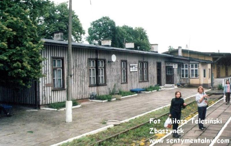 fot. Miłosz Telesiński - Zbąszynek 
Budynek dworca i perony. Widok w kierunku wschodnim (Małdyty). Obraz