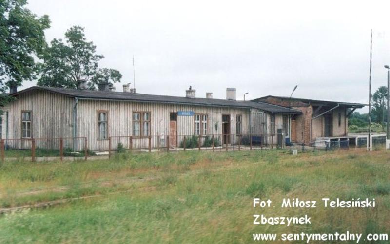 fot. Miłosz Telesiński - Zbąszynek 
Budynek dworca od strony peronów. Widok od strony wjazdów z Malborka i (kiedyś) Prabut i Elbląga. Obraz