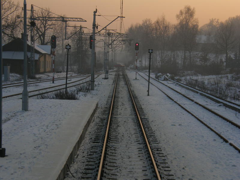 fot. Grzegorz Bąk 
Widok w kierunku Kalwarii Zebrzydowskiej. Zdjęcie z toru głównego szlakowego, przy peronie wyspowym. Widoczne wszystkie trzy semafory wyjazdowe. Obraz