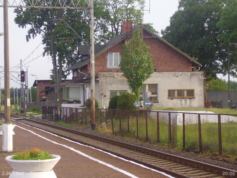 fot. MK Arecki 
Białuń. Budynek stacyjny od strony peronu. Znajduje się on przy torze z którego odjeżdżają pociągi w kierunku Szczecina. Obraz