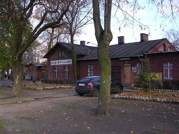 fot. Artur Leminski 
Szczecin Podjuchy - budynek stacyjny. Obraz