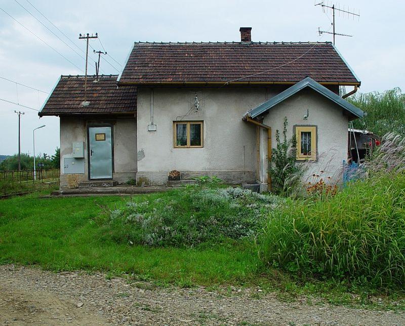 fot. Serg 
Dworzec - elewacja południowa. Widok od strony stacji Gorlice Zagórzany. Przybudówki: z prawej mieszkania kolejowe, z lewej nieczynna poczekalnia z kasą. Obraz