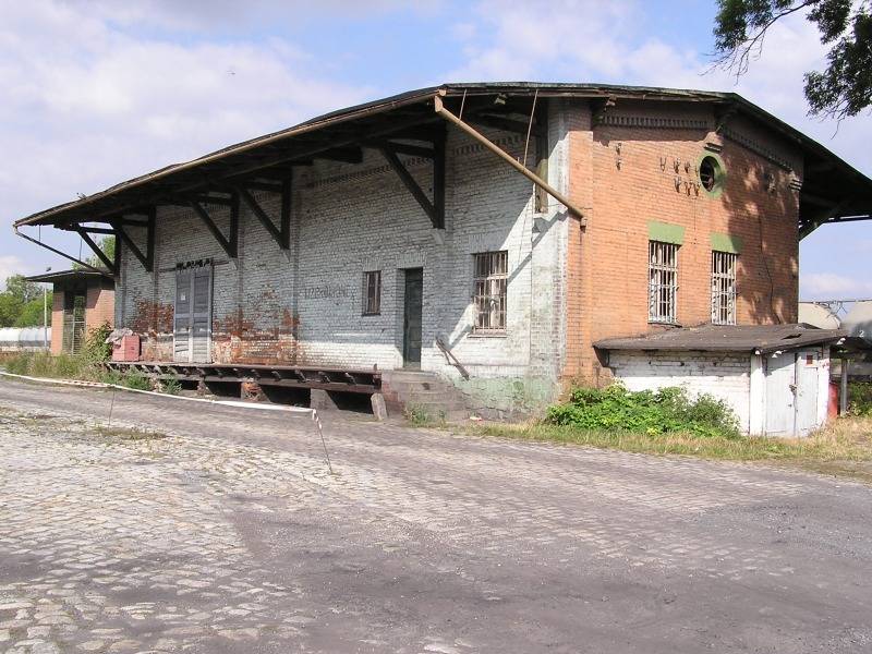fot. Grzegorz Pierchała 
Pietrowice Wielkie, budynek ekspedycji towarowej od strony podjazdu. Widok w kierunku północno-wschodnim (Baborów). Obraz