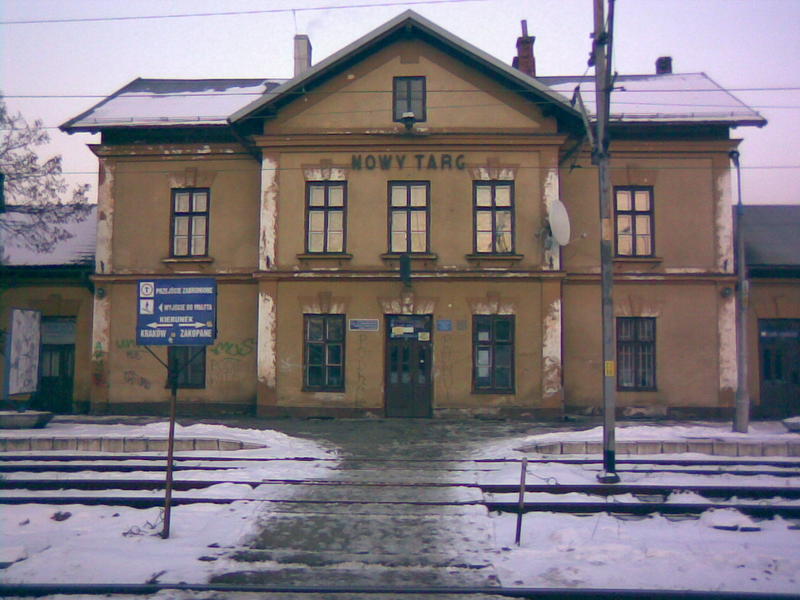 fot. Przemysław Więcek 
Budynek dworcowy widoczny od strony peronów, w kierunku wschodnim. W lewo Chabówka/Kraków Główny, w prawo Zakopane i (kiedyś) Podczerwone/Granica Państwa. Obraz