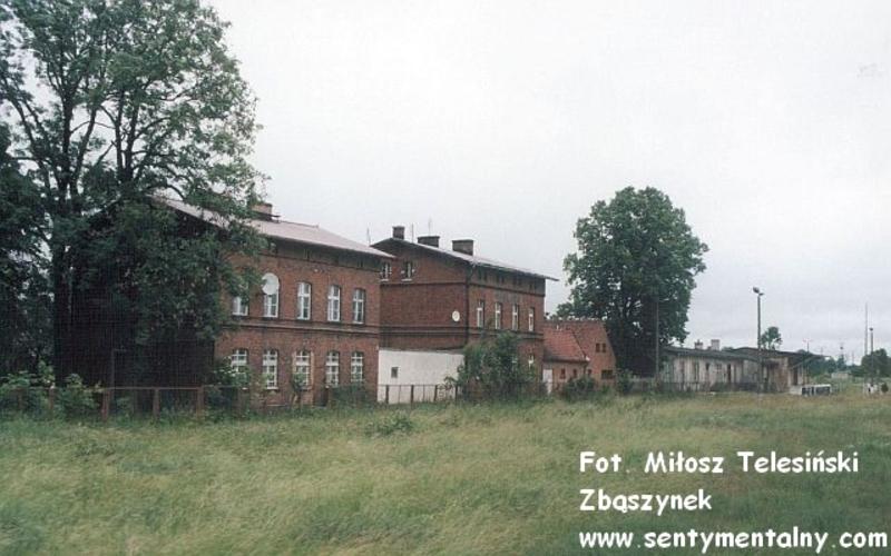 fot. Miłosz Telesiński - Zbąszynek 
Zabudowania na stacji Myślice. Z przodu kolejowe budynki mieszkalne, z tyłu dworzec i magazyn towarowy. Widok od strony wjazdów z Malborka i (kiedyś) Prabut i Elbląga. Obraz