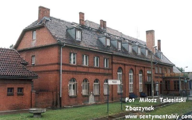 fot. Miłosz Telesiński - Zbąszynek 
Budynek dworca od strony peronów. W przybudówce mieści się nastawnia dysponująca. Widok od strony wjazdu z Bogaczewa/Elbląga. Obraz