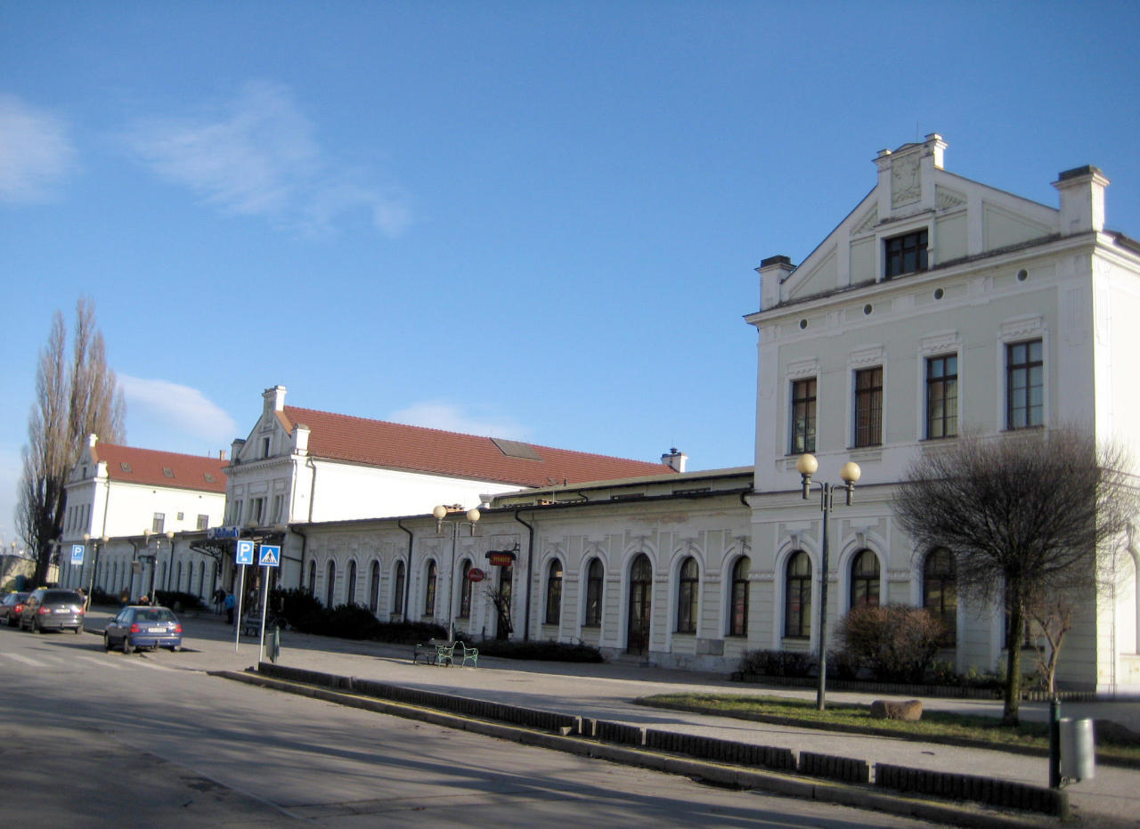 fot. Paweł Ukole 
Budynek dworcowy w całej swej rozciągłości. Widok od strony miasta. Obraz