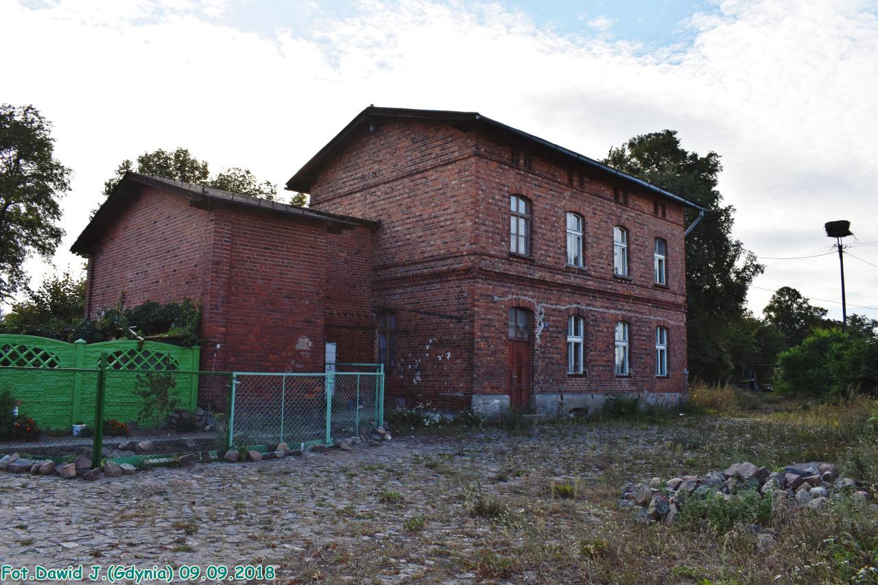 fot. Dawid Jastrzębski 
Kolejowy budynek mieszkalny (Mirakowo 47) z przyległą częścią z pomieszczeniami WC, widoczny od strony podjazdu. W lewo Kowalewo Pomorskie/Brodnica, w prawo Chełmża. Obraz