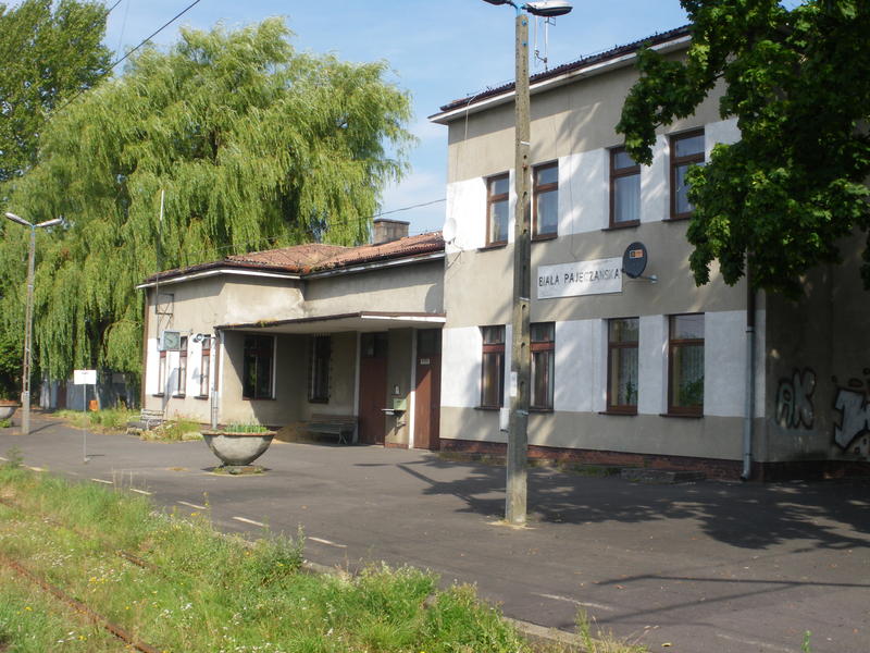 fot. MateuszF 
Widok na budynek przystanku osobowego Biała Pajęczańska. Obraz