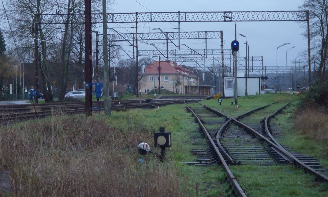 fot. octanq 
Wyjazd z bocznicy PEC Police w tory stacyjne st. Police osłonięty jednocześnie wykolejnicą i żeberkiem ochronnym; Obraz