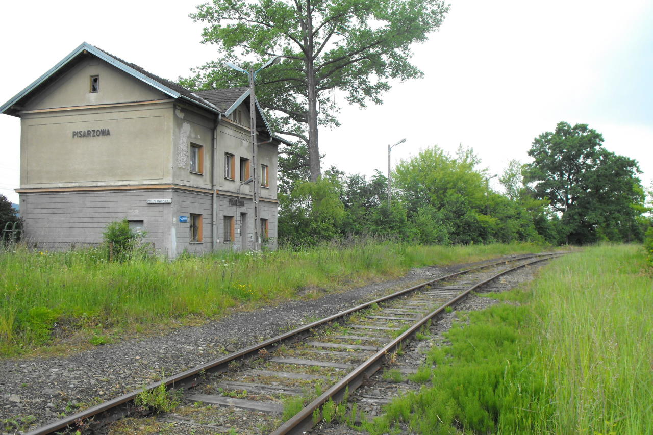 fot. Grzesiek Szyszkowski 
Budynek dworcowy torowisko. Widok w kierunku Limanowej/Chabówki. Obraz