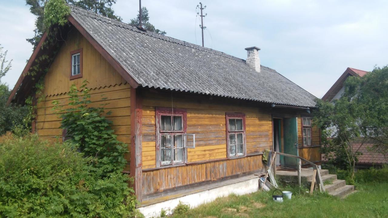 fot. Paweł 
Dawna koszarka, zaadaptowana na dworzec, w której była poczekalnia i kasa biletowa (tam gdzie kraty w oknach).  Obraz