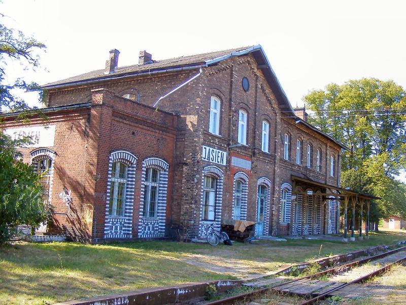 fot. Marcin Majdański 
Stacja Jasień - budynek stacyjny od strony peronu pierwszego (wjazd od strony Bieniowa). Gdyby nie starania tutejszych mieszkańców, wyglądałby pewnie dużo gorzej. Obraz