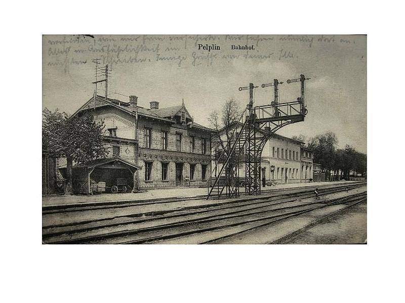 fot. nieznany 
Stara pocztówka. Budynek dworca od strony torów. Obraz