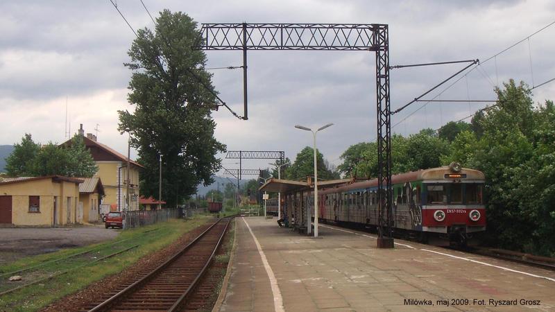 fot. Ryszard Grosz 
Wjazd EN57 na peron w Milówce. Widok od strony Zwardonia. Obraz