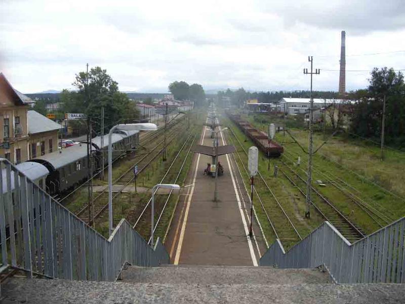 fot. MK_MK 
Peron 2 z kładki nad torami. Z lewej peron 1 z budynkiem dworca. Widok w kierunku południowym; Zakopane, dawniej także Podczerwone. Obraz