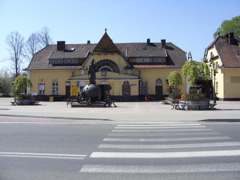 fot. MK_MK 
Dworzec w Rabce Zdroju i odnowiony plac dworcowy. Obraz