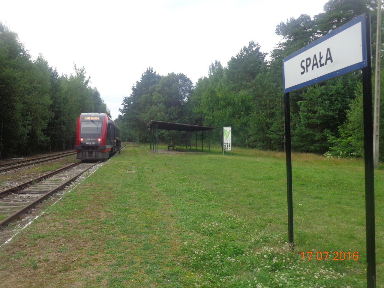 fot. Jakub Seliwiak 
Stacja Spała.Widoczny SA135-020 jako bezpłatny, okolicznościowy pociąg Łódź Kaliska - Spała - Łódź Kaliska. Obraz