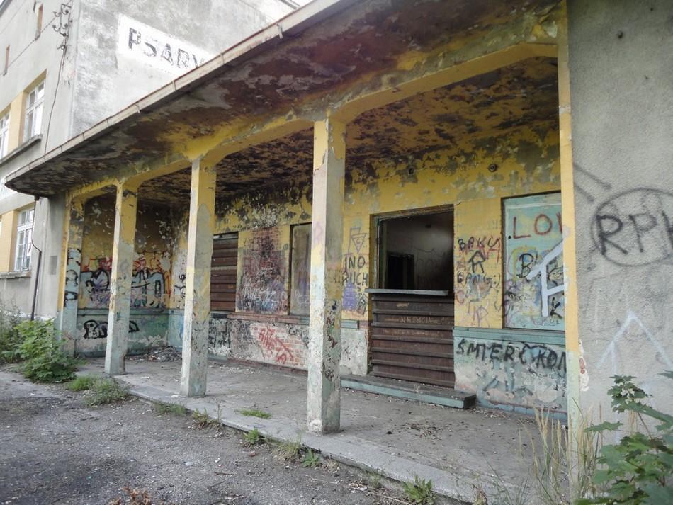 fot. Dawid Zegan 
Wejście do kas biletowych oraz poczekalni. Widok od strony peronów i wjazdu ze Strzebnia. Obraz