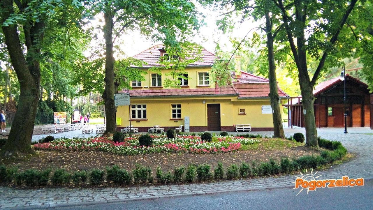 fot. Damian Grzywna 
Budynek dworca. Widok od ul. Leśnej. Obraz