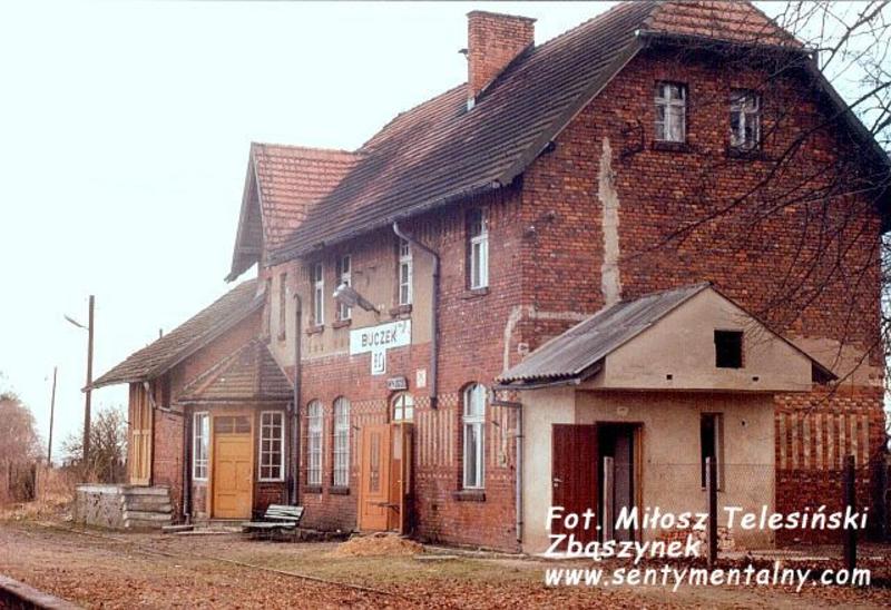 fot. Miłosz Telesiński - Zbąszynek 
Budynek dworca i magazyn towarowy od strony peronów i wjazdu z Bukowej Śląskiej/Namysłowa. Na dworcu mieściła się nastawnia dysponująca. Obraz