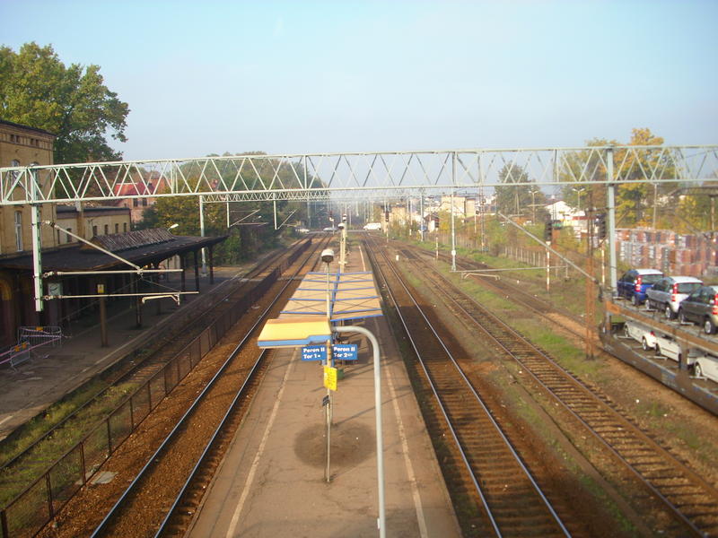 fot. Hubert Rośczak 
Widok na perony stacji (w centrum 2, z lewej 1) w kierunku północnym (Tychy, Żory). Obraz