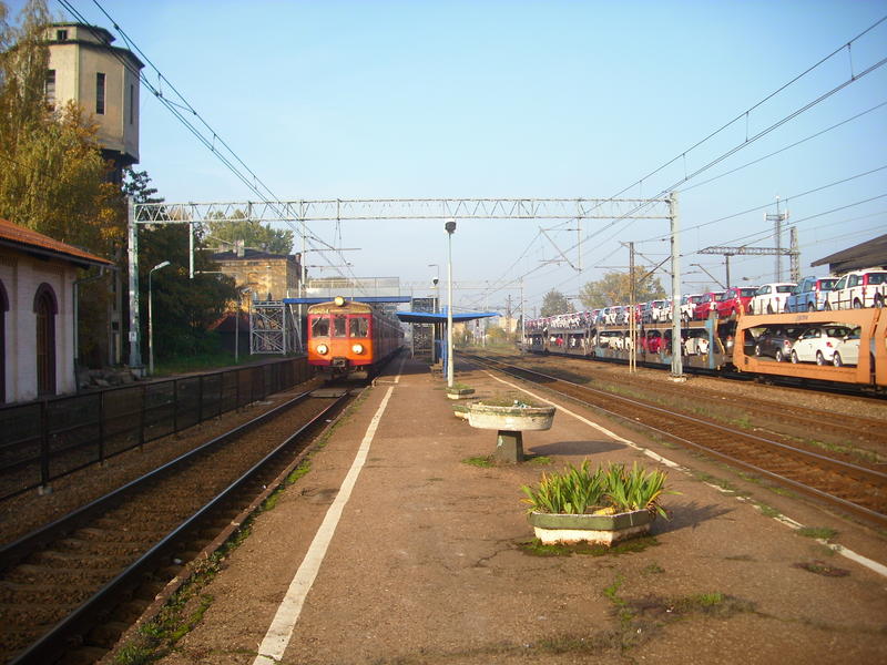 fot. Hubert Rośczak 
Peron 2 w kierunku północnym (Tychy, Żory). Przy peronie stoi EN57 do Bielsko-Białej. Z lewej peron 1 i fragment budynku dworca. Obraz