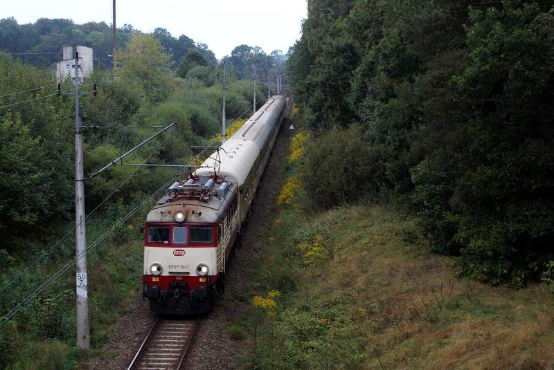 fot. Sebek13sebek 
EP07-1047 z "Biebrzą" na haku opuszcza Bogaczewo w kierunku Morąga. Obraz