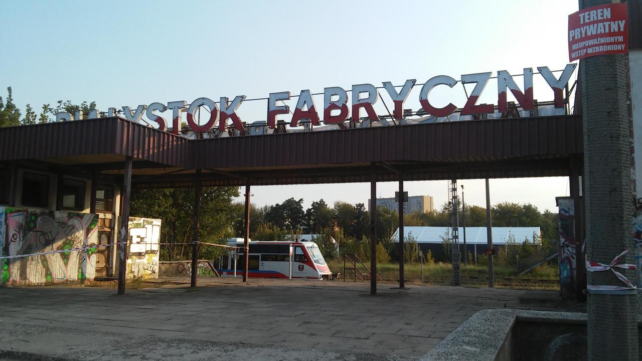 fot. Paweł 
Nie wiadomo jak długo w dotychczasowej formie pozostanie dawny dworzec. Dwa lata temu został sprzedany. Na drugim planie dostrzeżemy pociąg REGIO 1026/11052 Waliły-Białystok który oczekuje godziny odjazdu na torze dwunastym przy peronie pierwszym.  Obraz