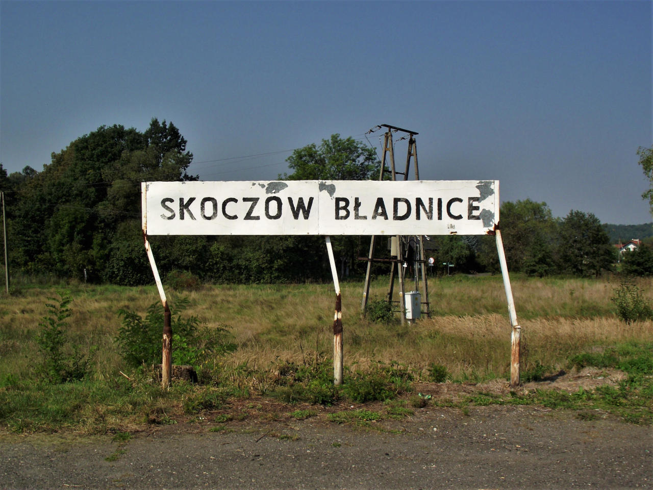 fot. Kamil Cz. 
Skoczów Bładnice, osamotniona tablica przystankowa po rozbiórce budynku dworcowego i wycince drzew. Obraz